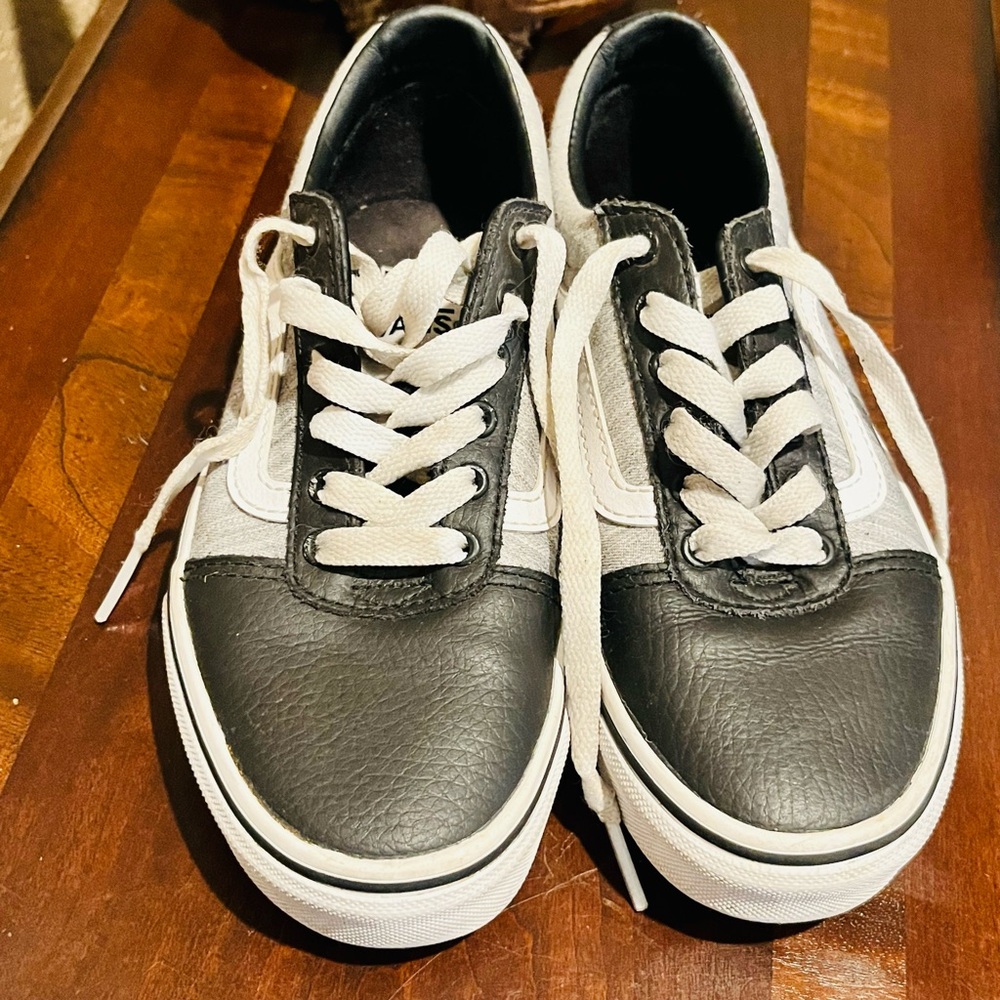 Vans Old Skool Classics Kids Sneakers Black and White Size 2Y